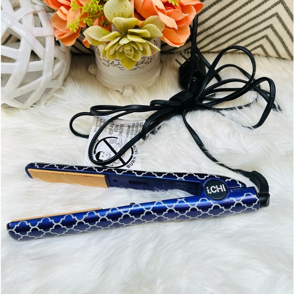 Ichi 1” Hair Straightener in Purple.